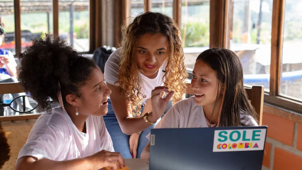 SOLE + Hilando vidas y esperanza